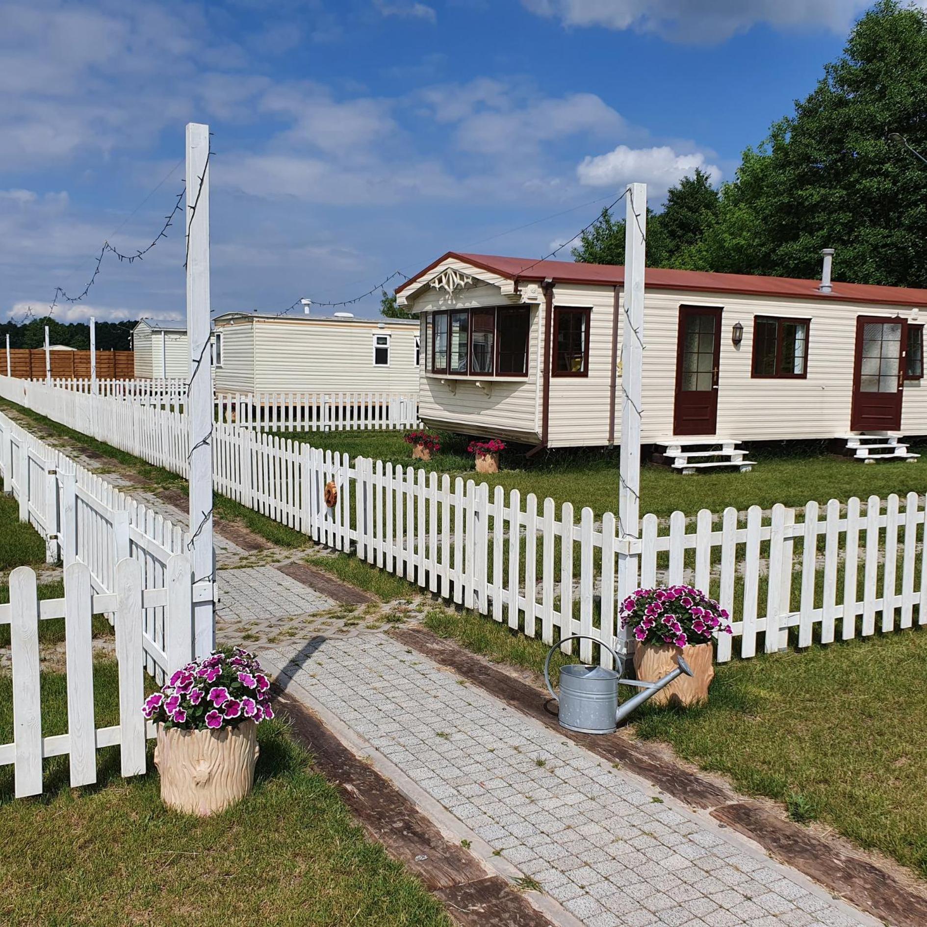 Lary Camping Homes - Domki Dabrowka Gostynin Extérieur photo